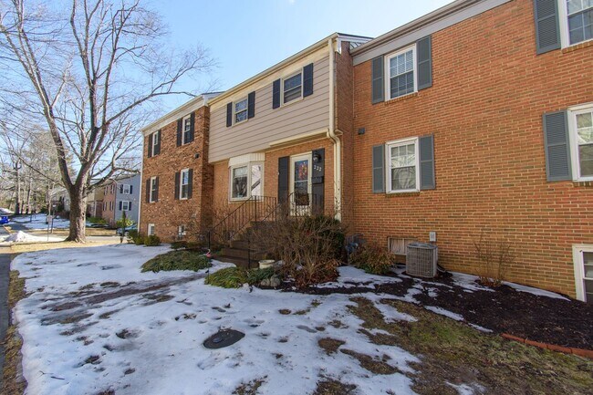 Building Photo - Charming 3 Bed 3.5 Bath Townhome