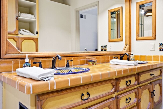 Building Photo - Spacious Two Bedroom Condo in Gated Commun...