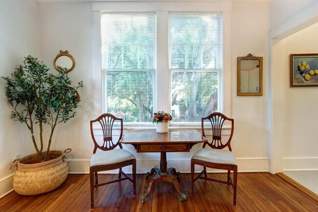 Building Photo - 306 E Victory Dr