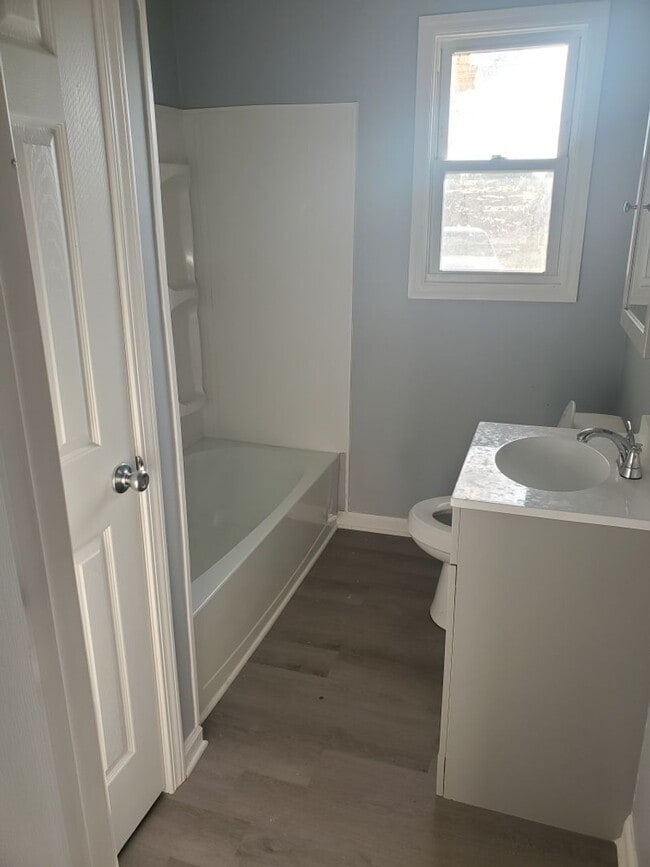 Building Photo - 1 BD AVAILABLE NOW. $600 PER MONTH. NEW STAINLESS STEEL APPLIANCES and UPDATES!!