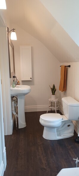 Upstairs bathroom - 42 Maple St N