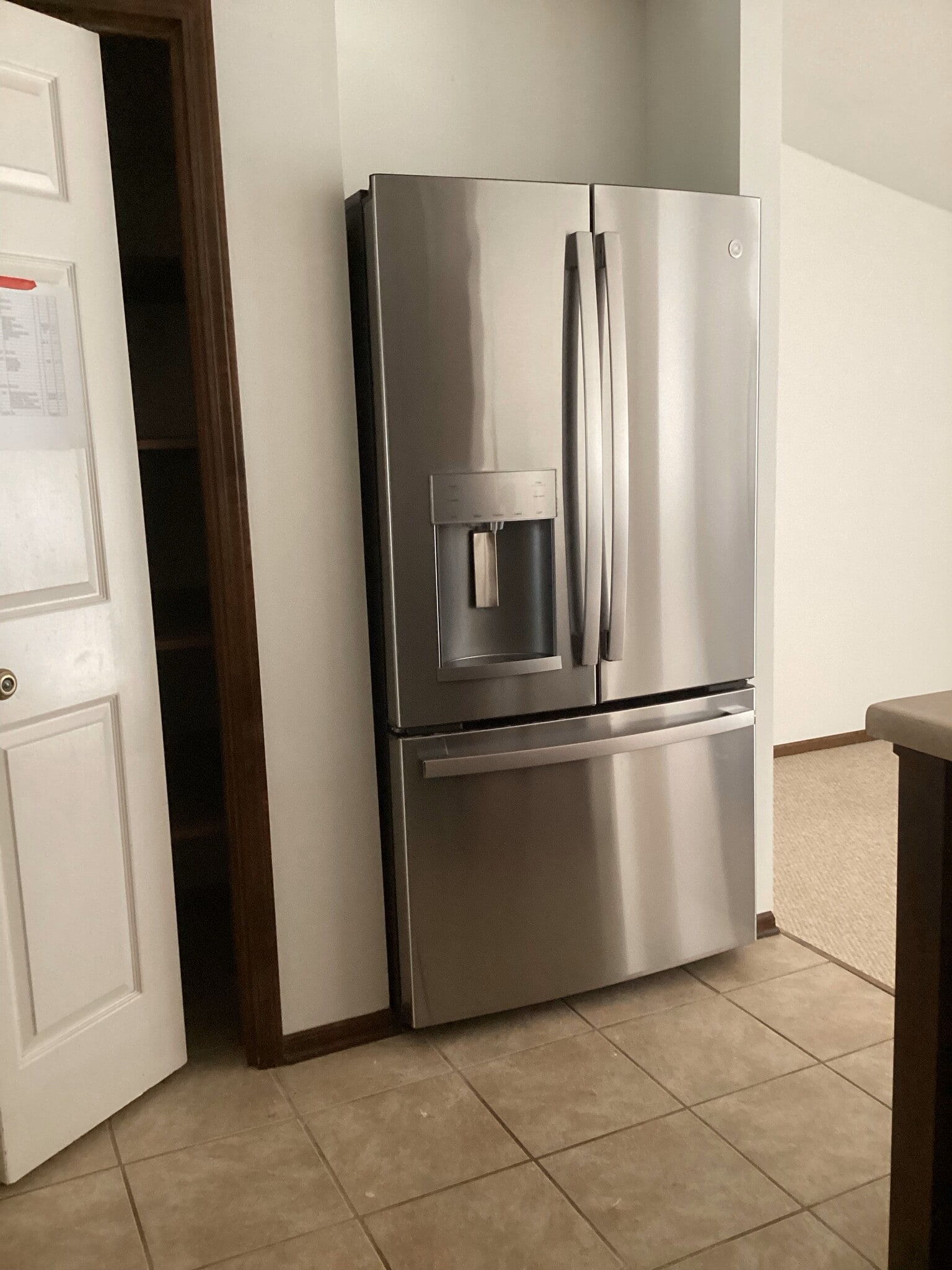 Large refrigerator - 5826 Highland Ter