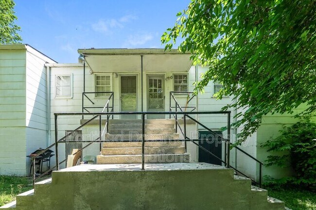 Building Photo - 901 Grayland St