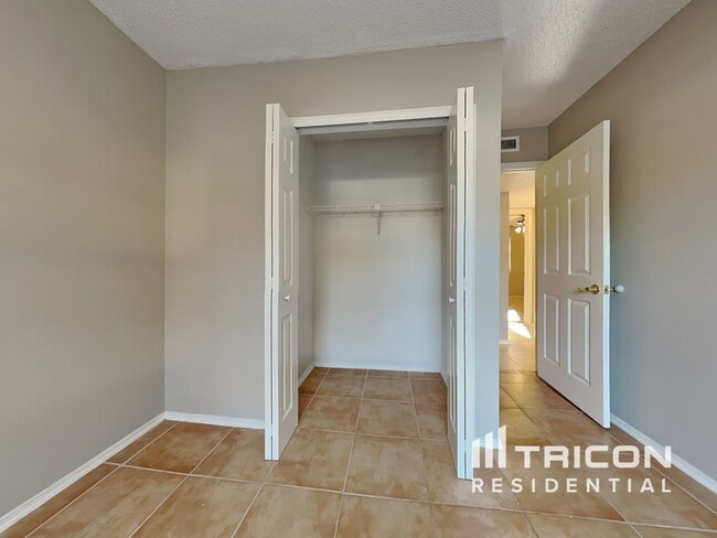 Building Photo - 9574 Villiers Dr N