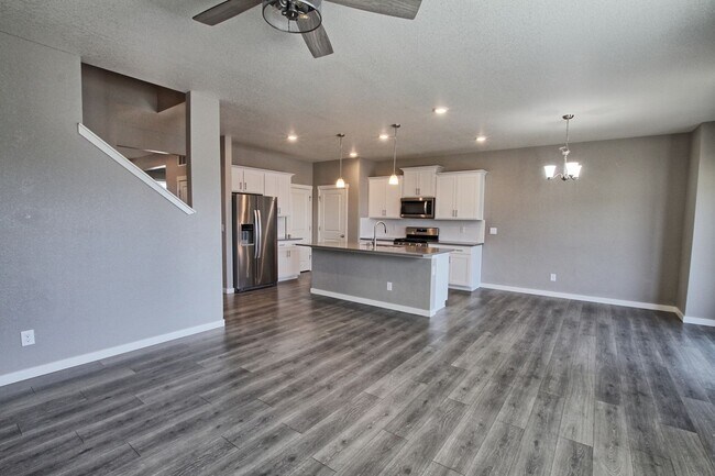Building Photo - 6 bed 4 bath 3 car garage Crystal Valley Ranch house