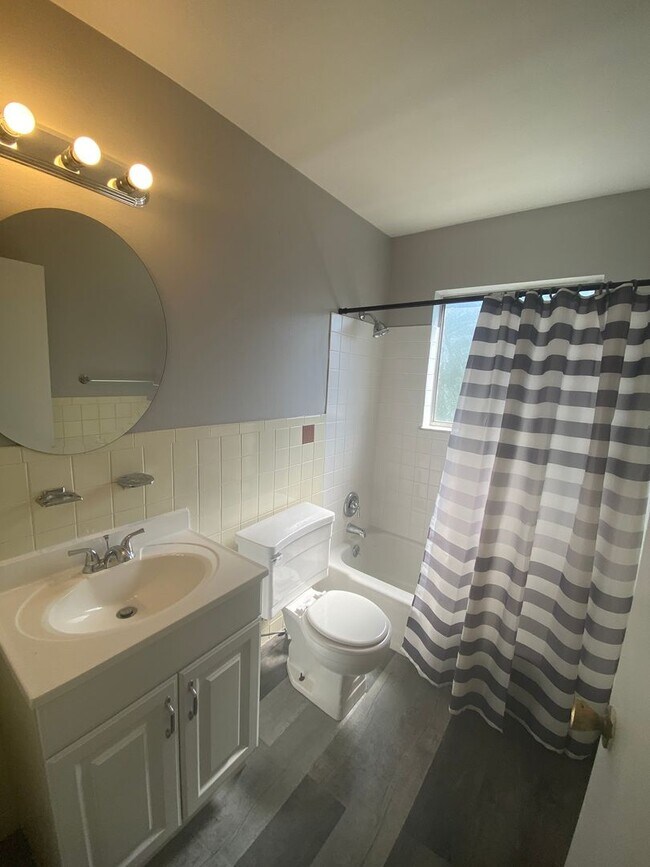 Building Photo - Updated 2 Bedroom One Bath Apt in Florissant!