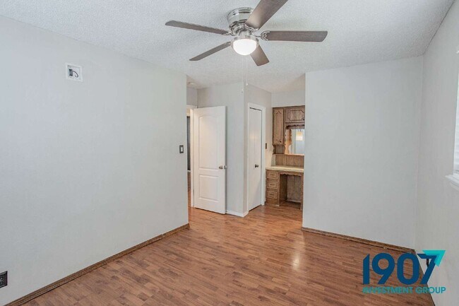 Building Photo - 1618 Village Dr
