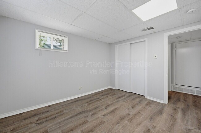 Building Photo - 310 S Barrett Ave