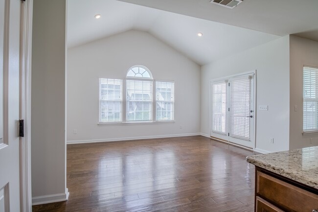Building Photo - 2048 Oglethorpe Dr