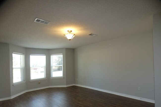 Building Photo - 4-Bedroom Home On Cul-De-Sac