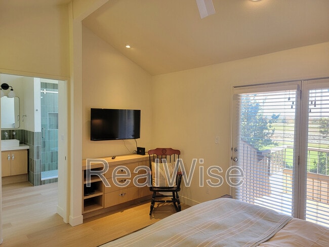 Building Photo - 6901 Robin Ct