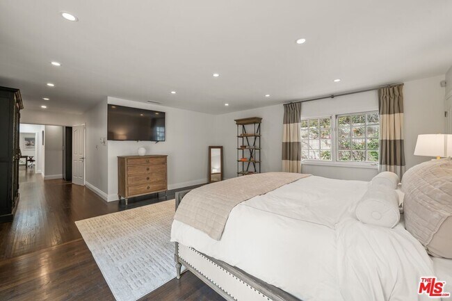 Building Photo - 9023 Alto Cedro Dr