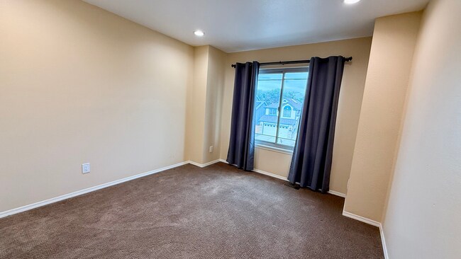 Building Photo - GOURMET KITCHEN-D20-6 BEDROOMS