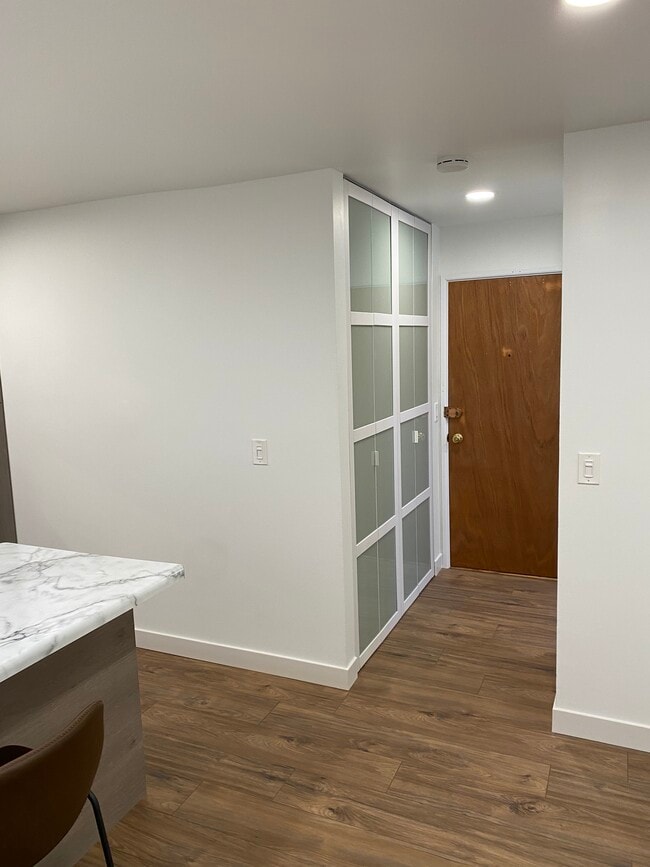 Building Photo - 420 W Aldine Ave