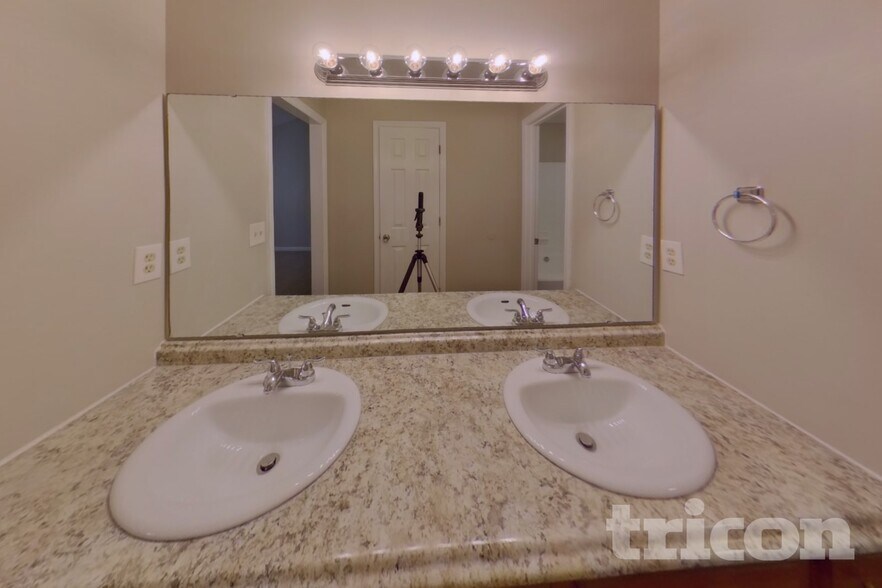 Building Photo - 424 Forest Grove Cir