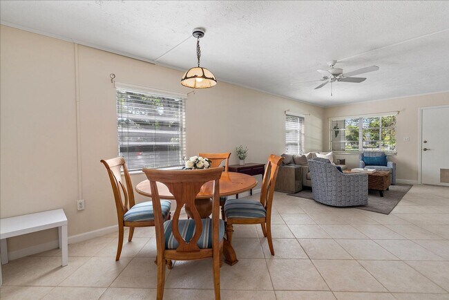 Building Photo - Beautifully updated 2 bed/2 bath located c...