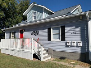 Building Photo - Two bedroom (with office or small 3rd bedr...
