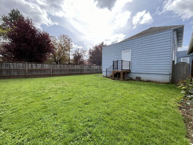Building Photo - Expansive 4BR 2,900+ Sq Ft Home with Theater-Style Living Room & Bonus Hobby Workshop