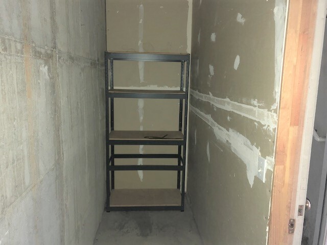 Huge Storage Closet - 414 400 N