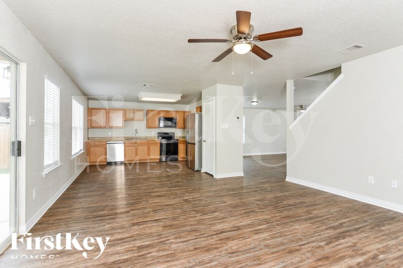 Building Photo - 11335 Saratoga Coach