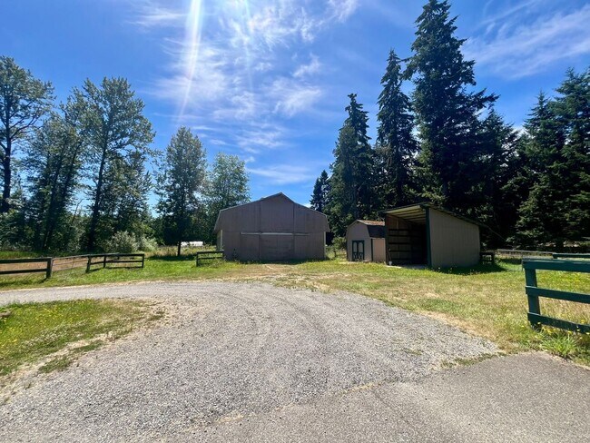 Building Photo - 3+ BD on 2 Acres - Barn Included