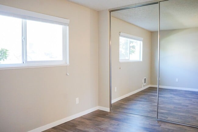 Building Photo - Close in SE Trendy Buckman - Updated 1st Floor 1 Bedroom!