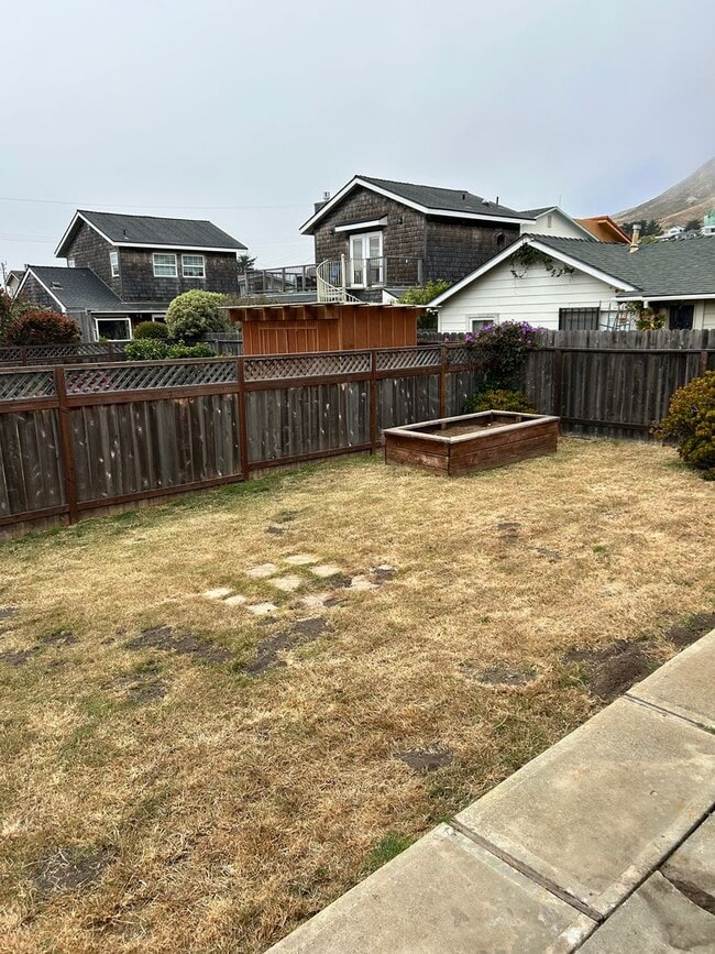 Building Photo - 2 bedroom 1 bath home w/ garage-ONE HOUSE ...