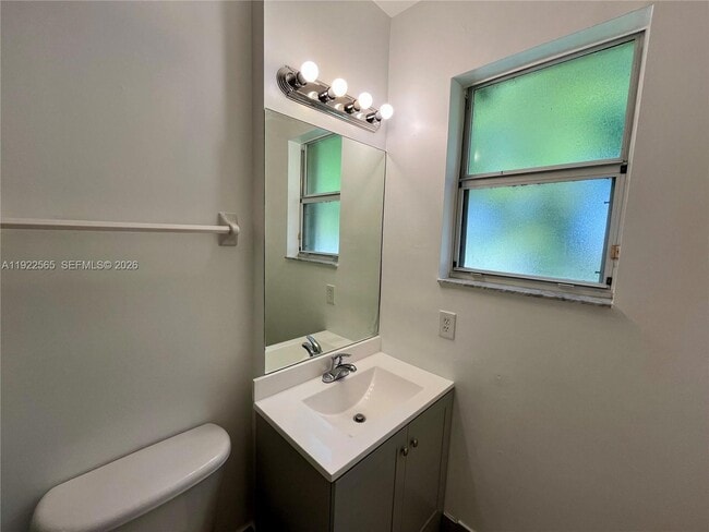 Building Photo - 1550 NE 33rd Ave