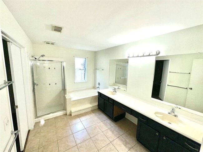 Building Photo - 13815 Glade Hollow Dr