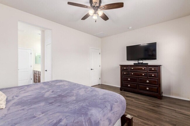 Building Photo - Gorgeous 3bed/2bath single level home in North Peoria!! Best Schools !!