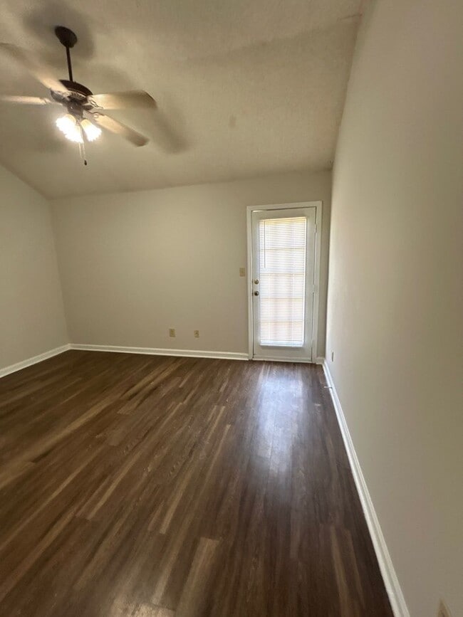 Building Photo - Cozy 3 bedroom/2 Bath townhome with vaulte...