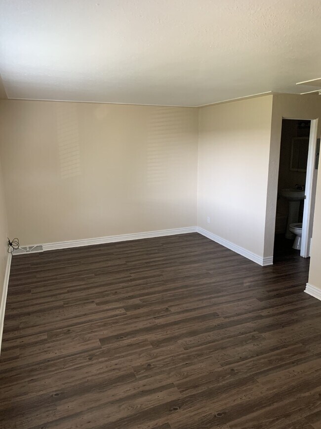 Building Photo - Freshly Updated 1-Bedroom Apartment in Denver – Move-In Ready!