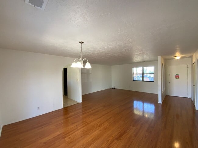 Building Photo - 3 Bedroom Single Story Home Available Near...