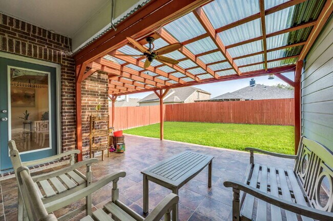 Building Photo - Beautiful Open-Concept Home with Large Backyard