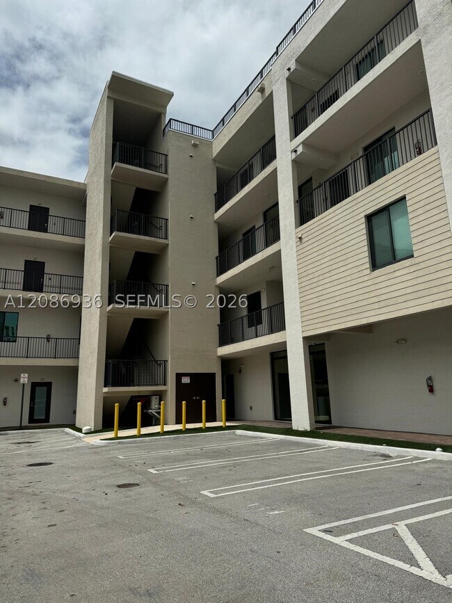 Building Photo - 4725 NW 85th Ave