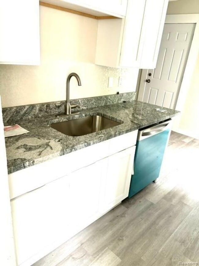 Building Photo - 28449 Glenwood St