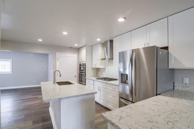 Building Photo - 5 bedroom Home with Large Private Yard