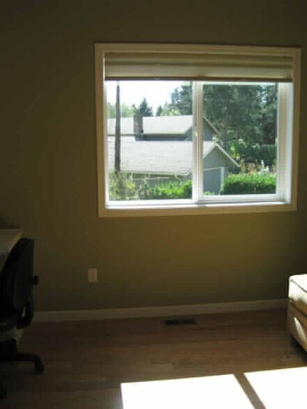 Den - 20010 Marine View Dr SW