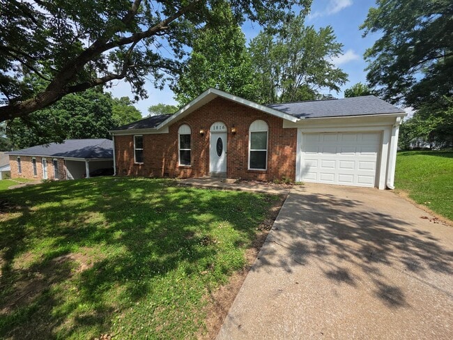 Building Photo - 3 Bedroom / 1 Bath House - Garage and Fenc...