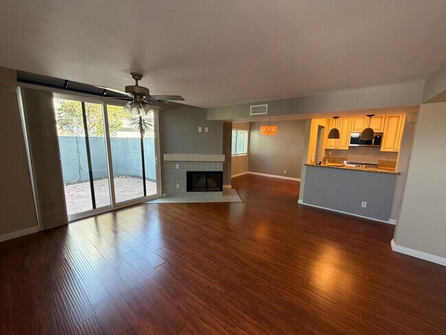 Building Photo - 2 bed, 2.5 bath Le Parc townhome
