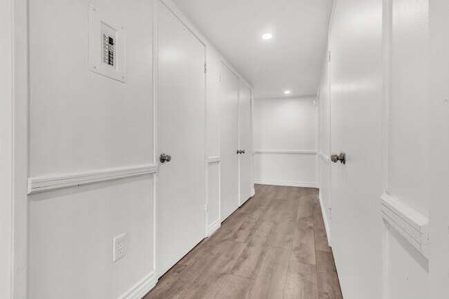 Building Photo - 1621 W 122nd St