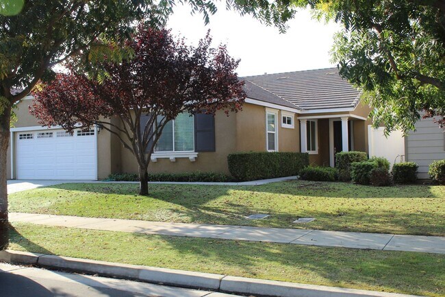 Building Photo - Northwest Bakersfield Home in the Village Green Community For Rent