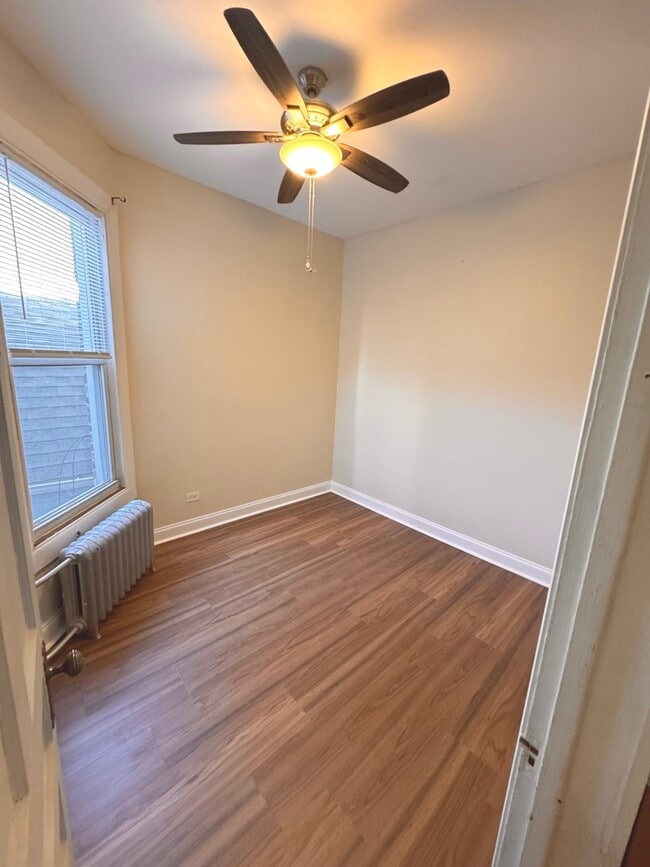 Building Photo - 2927 N Sacramento Ave