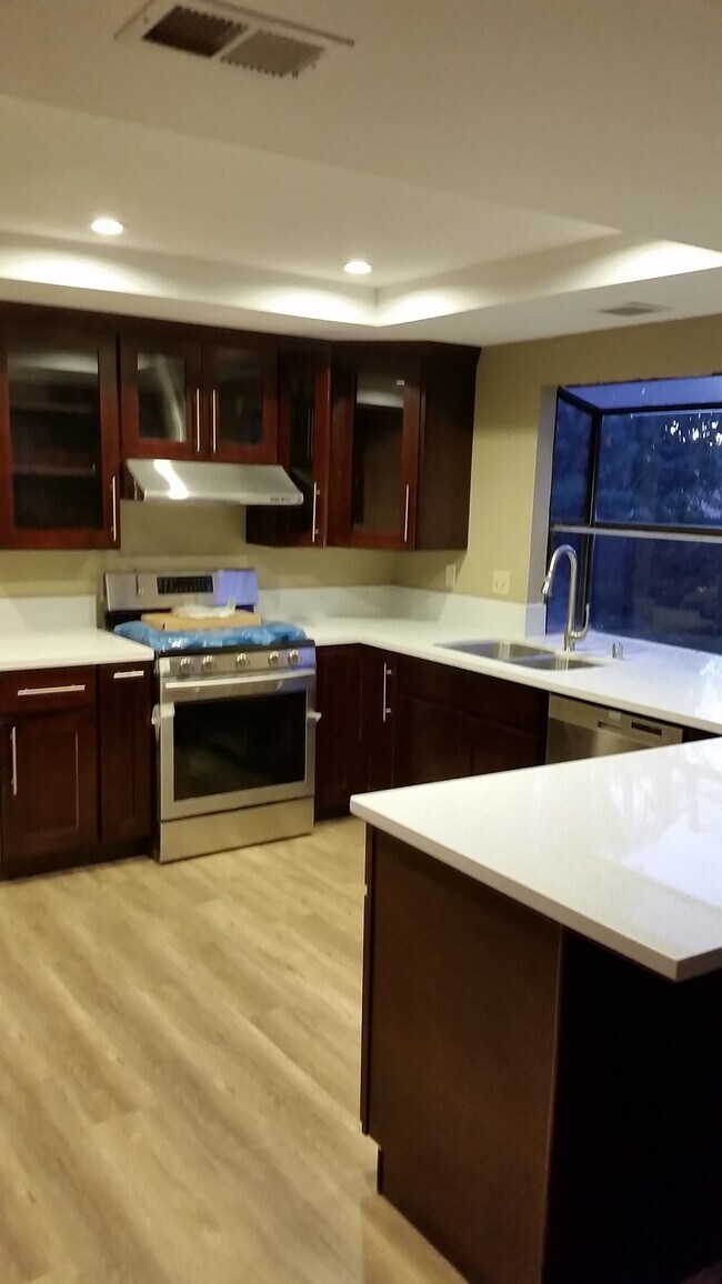 Building Photo - 16268 Glencove Dr