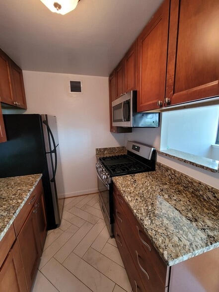 Kitchen - 4390 LORCOM Ln