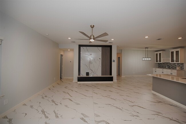 Building Photo - 15223 Mayflower St