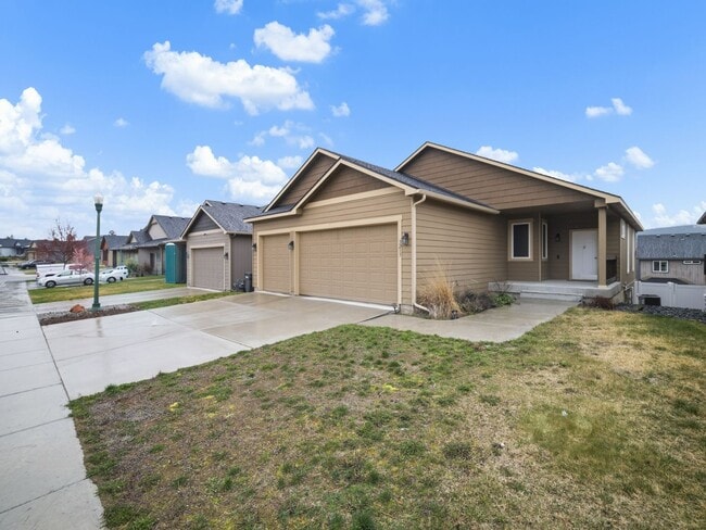 Building Photo - Spacious 5-Bedroom Home with Private Yard & Parking in Spokane