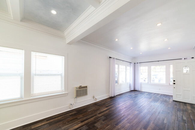 Building Photo - 321 Heliotrope Dr
