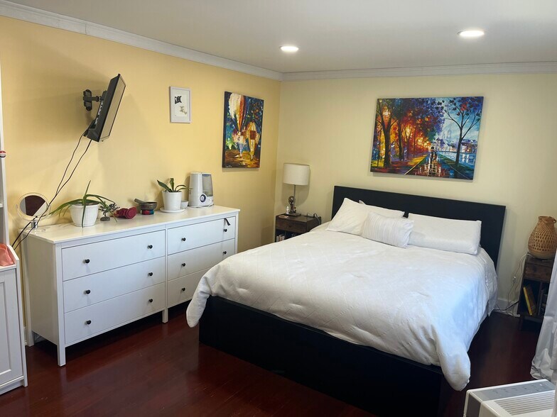 Building Photo - 94 Oakwood Ave