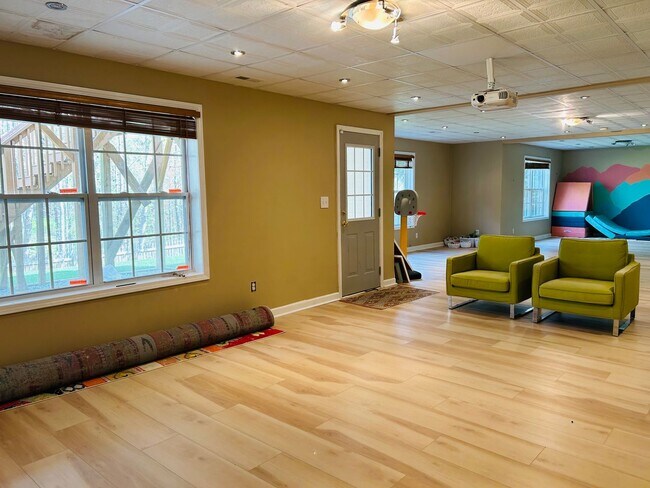 Building Photo - Incredible 4 bedroom/5 bath Tri-level home in Willoughby Park in NW Greensboro with finished base...